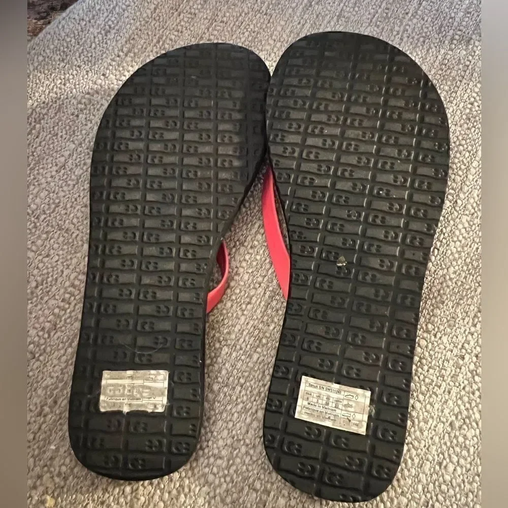 Gorgeous coral pink size 5 Sanuk sandals
